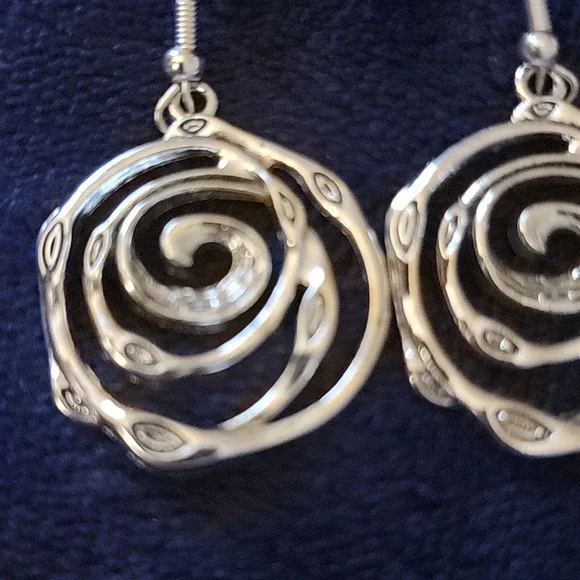 Avon Elegant Silver Swirl Necklace and Earring Set New In Box - Picture 6 of 9
